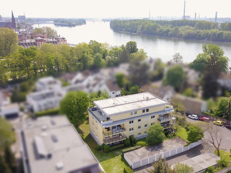 Neuwertige & modernisierte 4-Zimmer-Wohnung in ruhiger Rheinlage seitlich des Schlossparks!