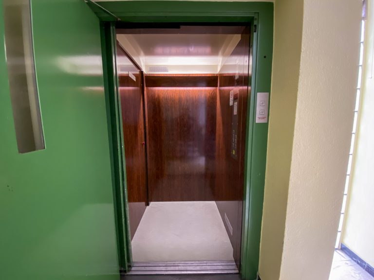 Geräumiger Aufzug