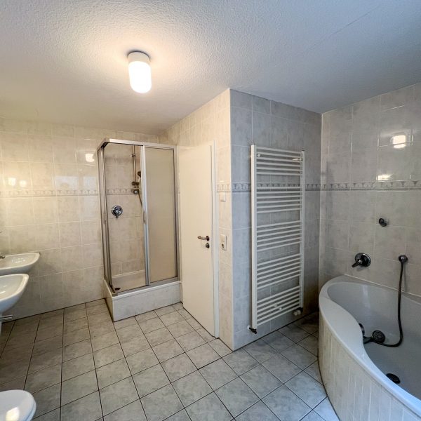 Tageslicht-Badezimmer mit Wanne & Dusche