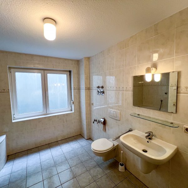 Tageslicht-Badezimmer mit Wanne & Dusche