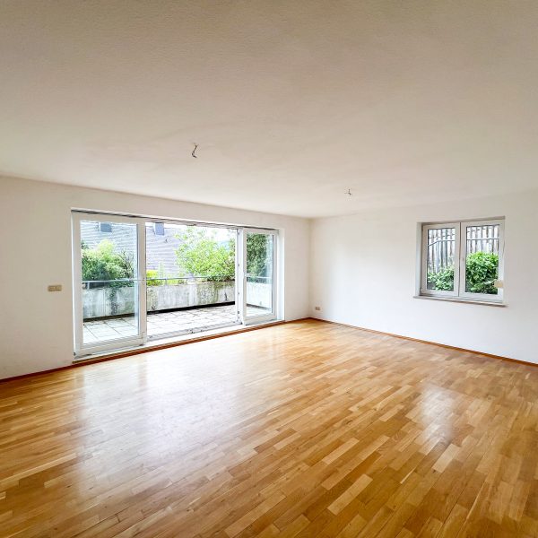 Großzügiges Wohnzimmer mit Zugang zur Terrasse