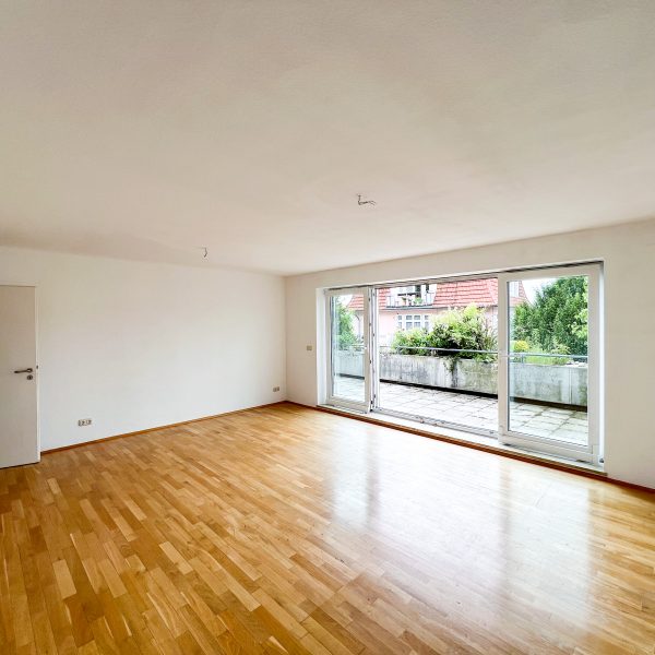 Großzügiges Wohnzimmer mit Zugang zur Terrasse