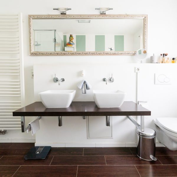 Badezimmer mit Wanne & Dusche