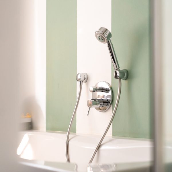 Badezimmer mit Wanne & Dusche