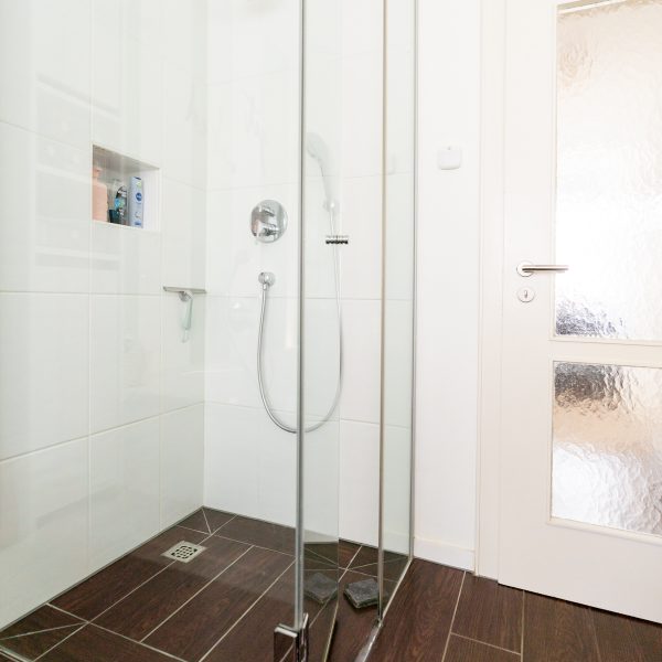 Badezimmer mit Wanne & Dusche