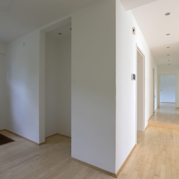 Flur mit Zugang zu allen Räumen