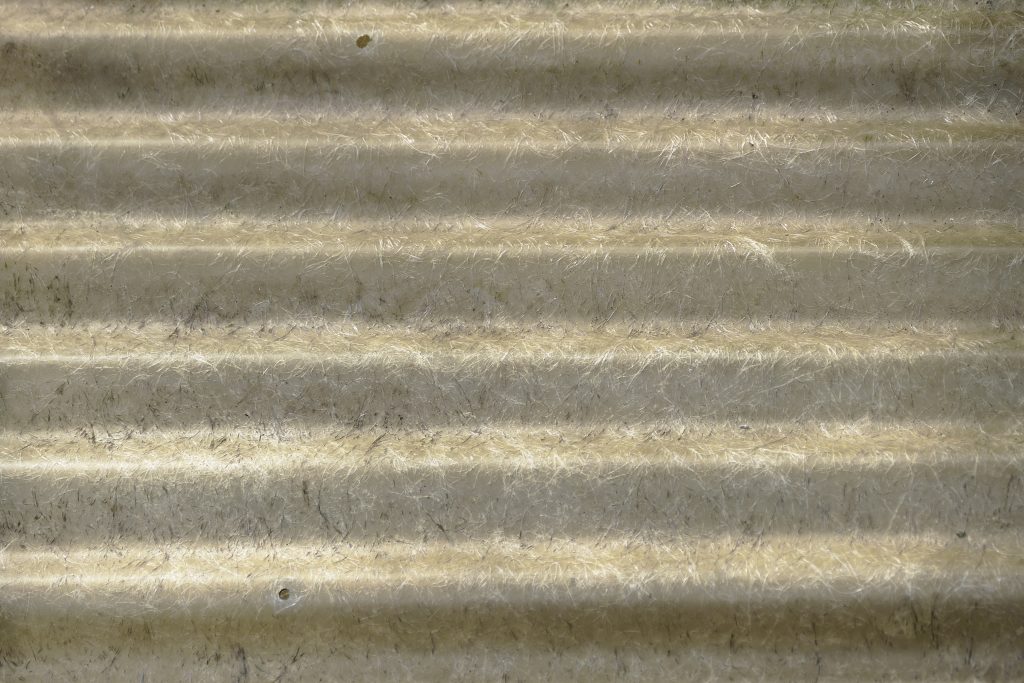 Gerade bei älteren Immobilien können sich gesundheitlich oder baulich problematische Materialien im Gebäude befinden.