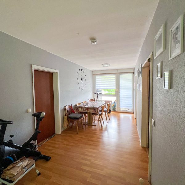 Großes Wohnzimmer mit zwei Balkonen