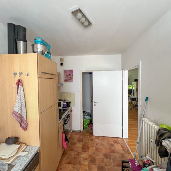 Großzügige Küche mit Speisekammer