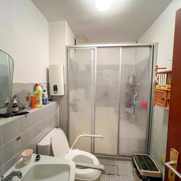 Zweites Badezimmer mit Dusche
