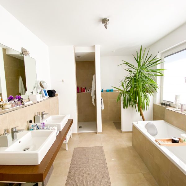 Badezimmer en Suite mit Walk-In Dusche und Badewanne