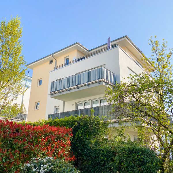 Blick auf die Dachterrasse und den Balkon