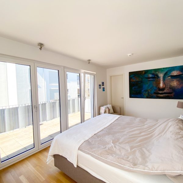 Master-Schlafzimmer mit separaten Ankleidebereich und Badezimmer en Suite