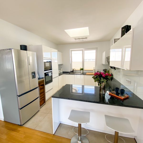 Moderne Küche mit hochwertiger Ausstattung