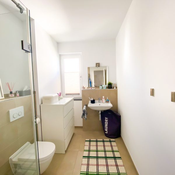 Zweites Badezimmer mit Dusche