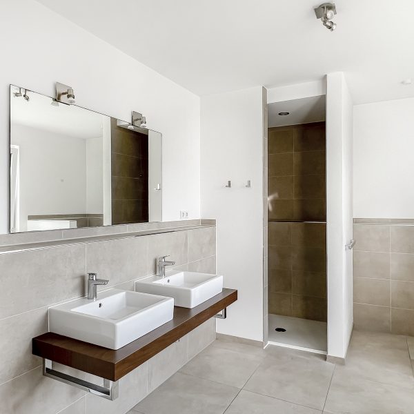 Badezimmer en Suite mit bodenebener Dusche und Badewanne