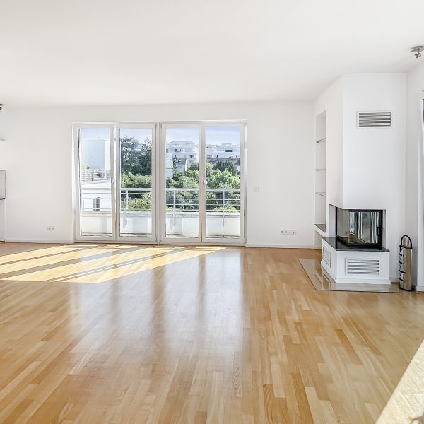 Heller und großer Wohn-/ Essbereich mit Zugang zur Dachterrasse