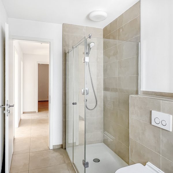 Zweites Badezimmer mit Dusche
