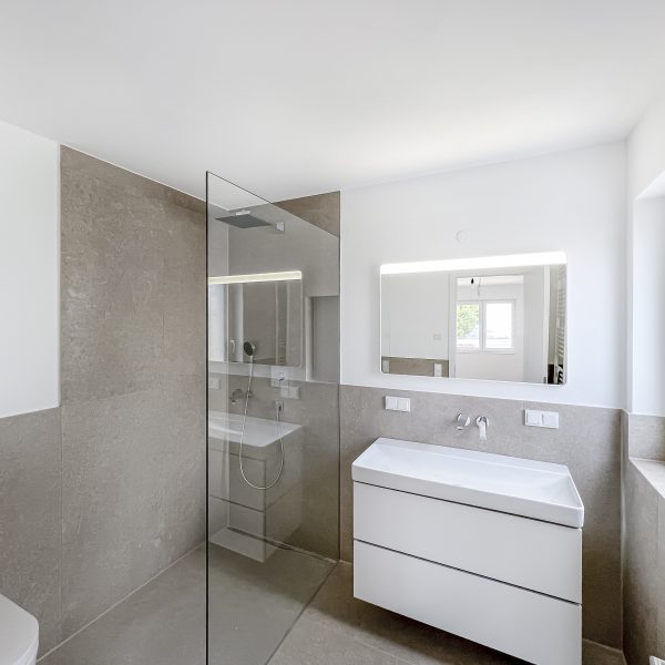 Badezimmer mit bodenebener Dusche