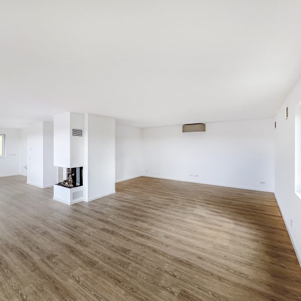 Großes Wohnzimmer mit Kamin