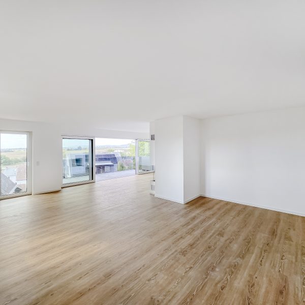 Großes Wohnzimmer mit Kamin