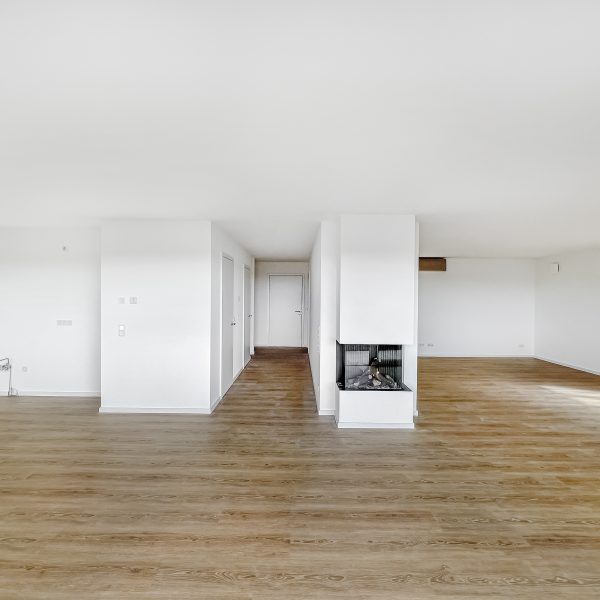 Großes Wohnzimmer mit Kamin