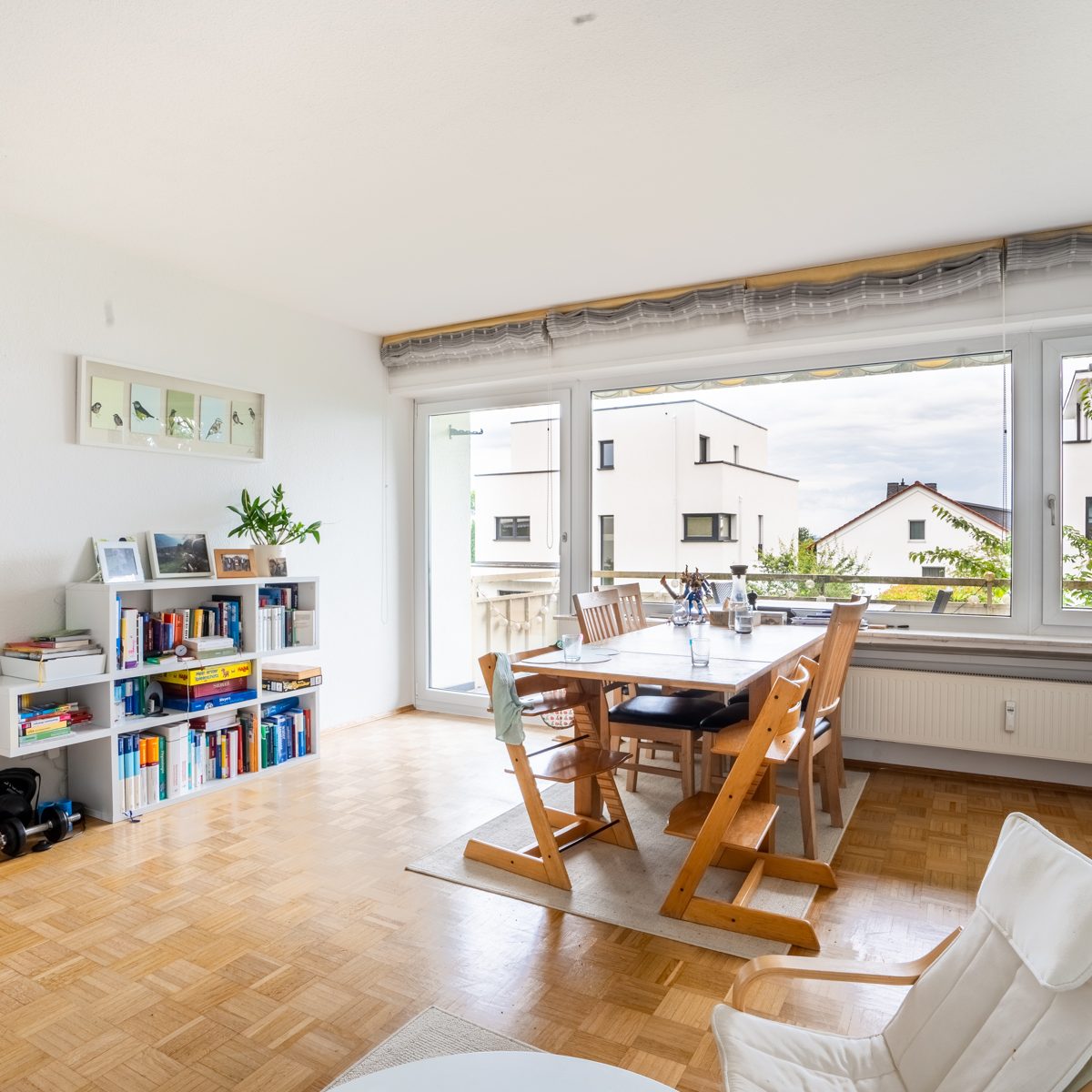 Großes und helles Wohnzimmer mit Balkon