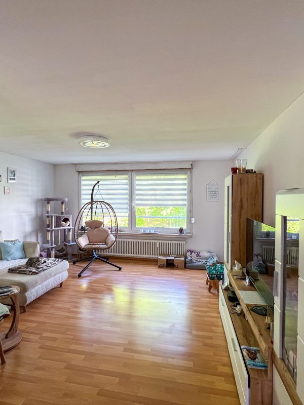 Großes Wohnzimmer mit zwei Balkonen