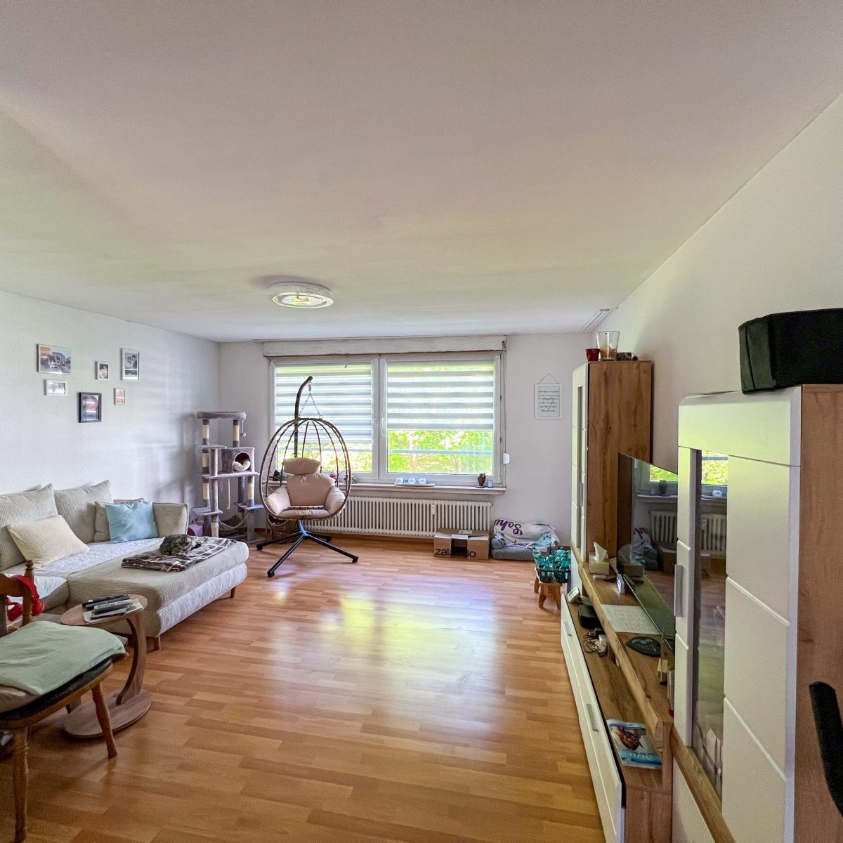 Großes Wohnzimmer mit zwei Balkonen
